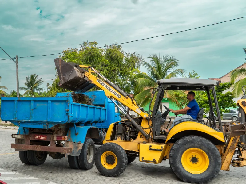 Prefeitura de Prado realiza limpeza de canais para melhorar escoamento e evitar alagamentos