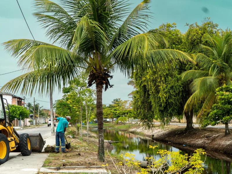 Prefeitura de Prado realiza limpeza de canais para melhorar escoamento e evitar alagamentos