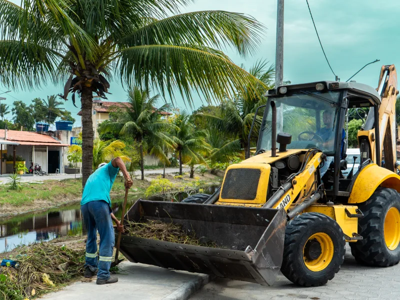 Prefeitura de Prado realiza limpeza de canais para melhorar escoamento e evitar alagamentos