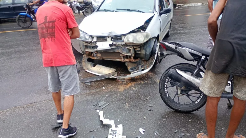 Vídeos -  Motociclista fica ferido após colisão frontal  com carro em avenida de Itamaraju 