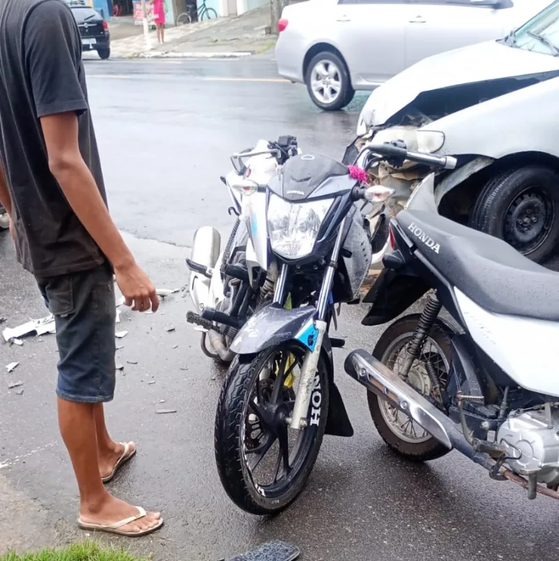 Vídeos -  Motociclista fica ferido após colisão frontal  com carro em avenida de Itamaraju 