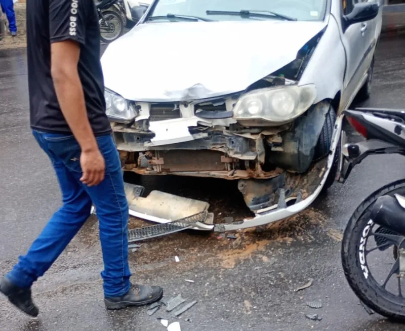 Vídeos -  Motociclista fica ferido após colisão frontal  com carro em avenida de Itamaraju 