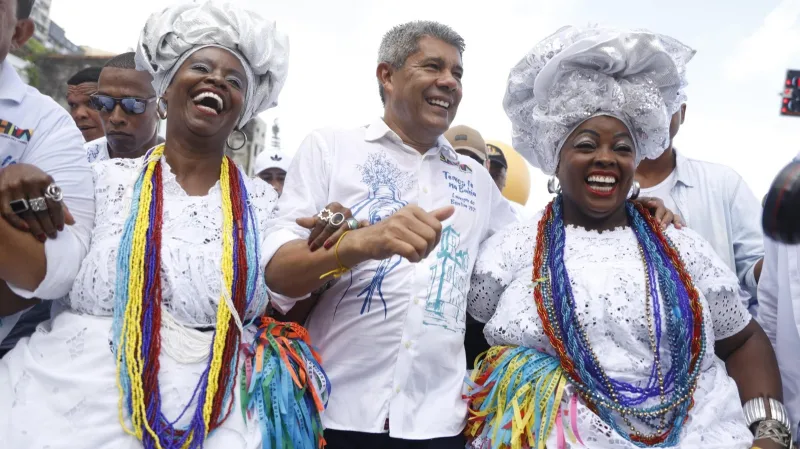 “Dia de agradecer e pedir pela paz no mundo, e que o Senhor do Bonfim nos acompanhe ao longo do ano”, declara Jerônimo no início do cortejo da Lavagem