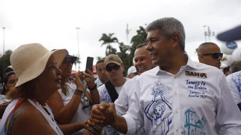 “Dia de agradecer e pedir pela paz no mundo, e que o Senhor do Bonfim nos acompanhe ao longo do ano”, declara Jerônimo no início do cortejo da Lavagem