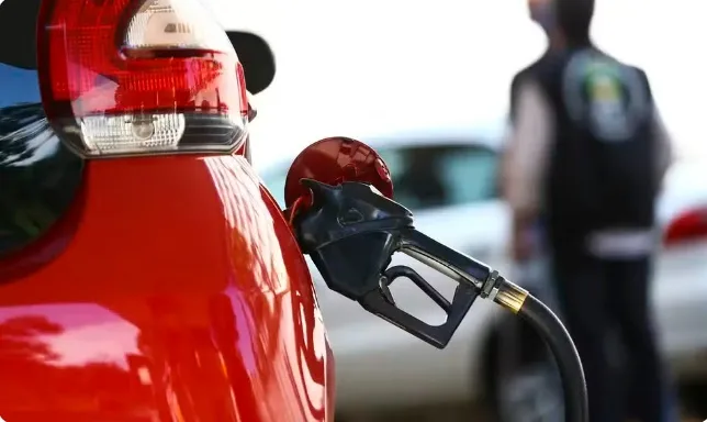 Acelen anuncia reajuste de 3,2% nos preços da gasolina na Bahia