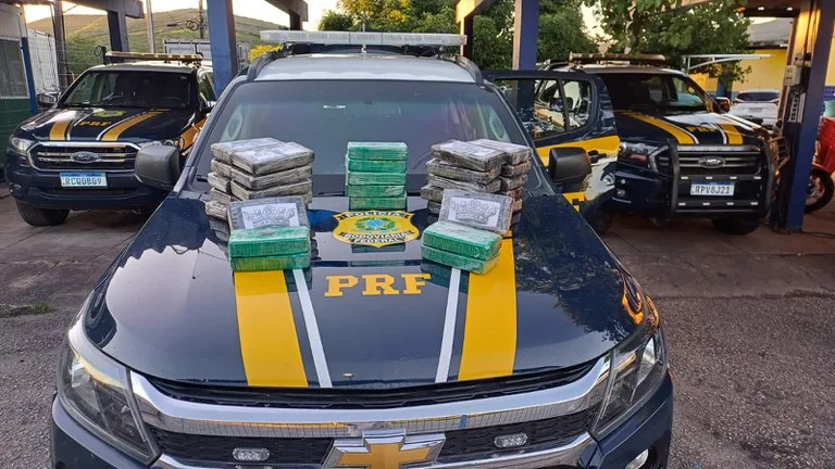 PRF apreende 38 kg de cocaína e veículo com motor roubado em Jequié