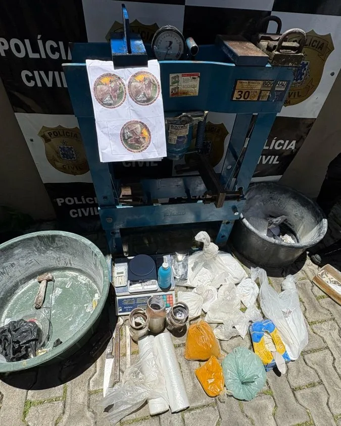 Polícia Civil descobre laboratório de drogas e apreende mais de 4 kg de cocaína em Eunápolis