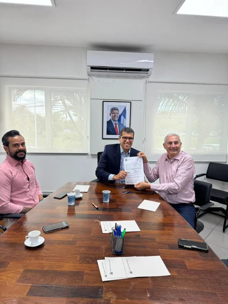 Histórico: Beto Pinto acompanha assinatura de ordem de serviço para projeto de barragem em Medeiros Neto