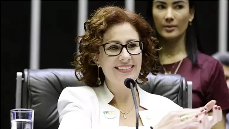 Carla Zambelli tem o mandato cassado pela Justiça Eleitoral por abuso de poder; ela diz ser 'perseguição política'  