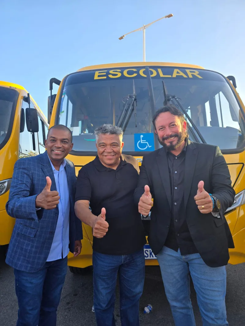 Prefeito Gilvan consegue mais um ônibus para reforçar o transporte escolar do Prado