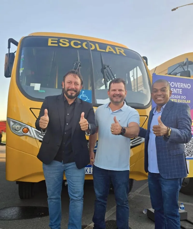 Prefeito Gilvan consegue mais um ônibus para reforçar o transporte escolar do Prado