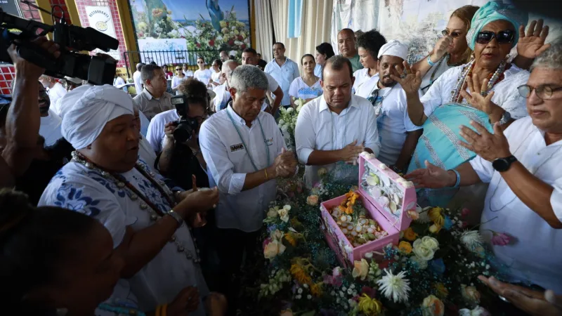 Governador acompanha cortejo na Festa de Yemanjá e entrega presente: “a gente também deposita nossa fé para que a gente tenha um ano de 2025 de muita tranquilidade”