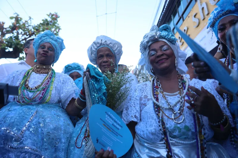 Governador acompanha cortejo na Festa de Yemanjá e entrega presente: “a gente também deposita nossa fé para que a gente tenha um ano de 2025 de muita tranquilidade”