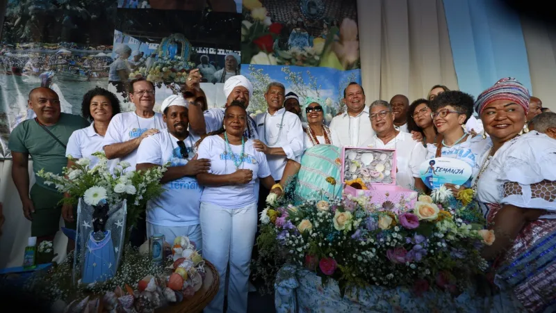 Governador acompanha cortejo na Festa de Yemanjá e entrega presente: “a gente também deposita nossa fé para que a gente tenha um ano de 2025 de muita tranquilidade”