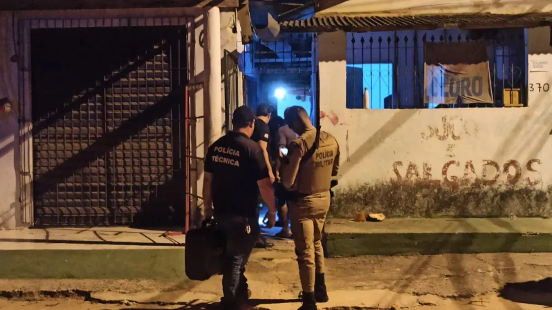 Jovem é perseguido por atiradores, baleado ele entra em uma casa mas é executado  a tiros, em Teixeira de Freitas