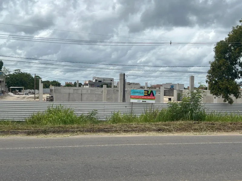 Sem salário, sem carteira assinada e sem IPI’s. Trabalhadores da obra da nova rodoviária de Teixeira de Freitas paralisam atividades