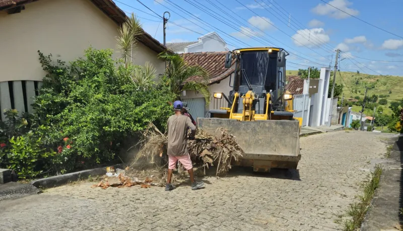 Medeiros Neto: Prefeitura intensifica manutenção e limpeza de vias públicas