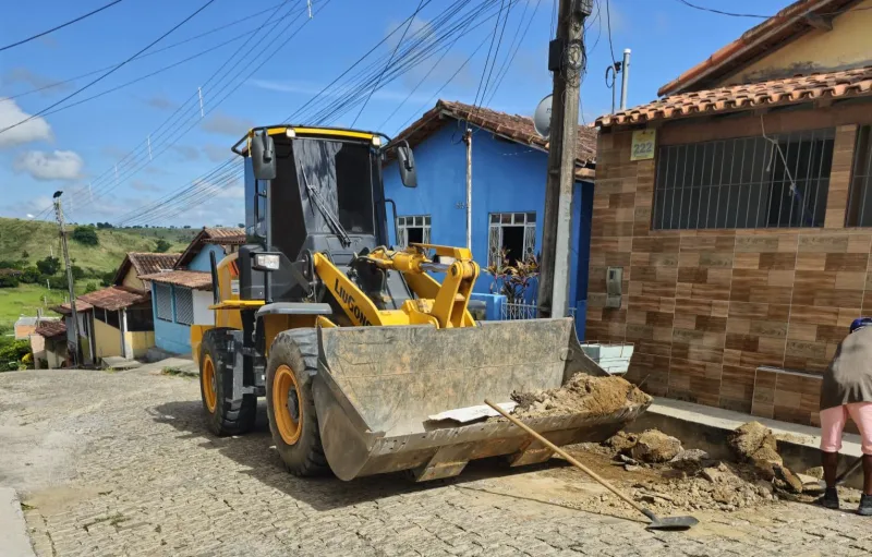 Medeiros Neto: Prefeitura intensifica manutenção e limpeza de vias públicas