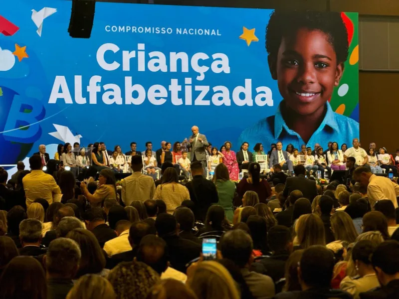 É ouro! Medeiros Neto recebe Selo Ouro de Alfabetização Nacional em Brasília