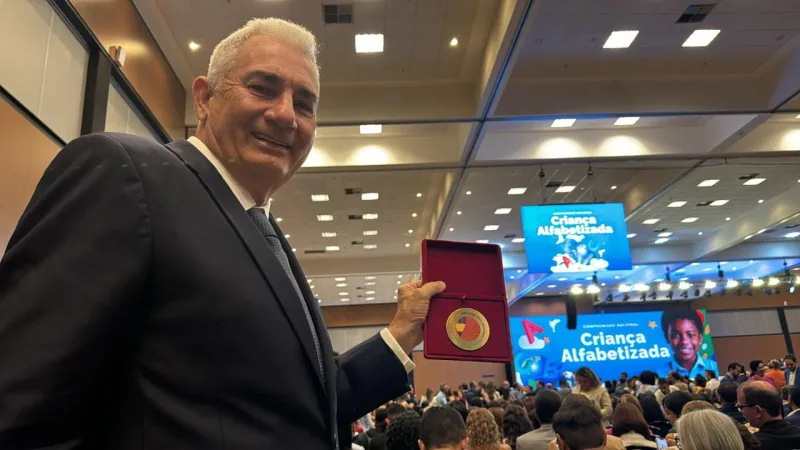 É ouro! Medeiros Neto recebe Selo Ouro de Alfabetização Nacional em Brasília