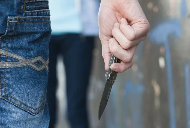 Garoto de 13 anos é apreendido após esfaquear adolescente de 15 na Bahia; eles se desentenderam na escola dias antes