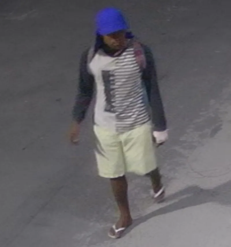 Ladrão quebra vidro e furta MacBook e celular em loja no Centro de Teixeira; veja o vídeo