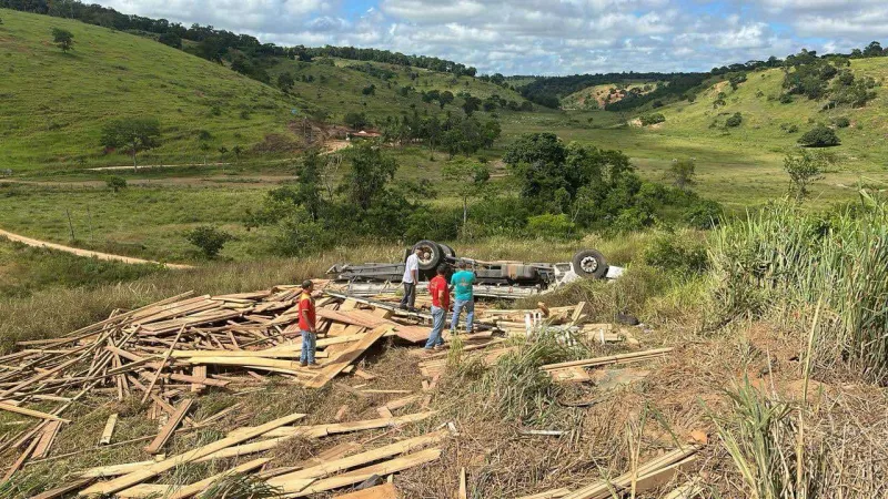 Vídeo  - Duas pessoas morrem em acidente com caminhão da Nissí Madeiras. Outra pessoa ficou ferida, em Minas Gerais 