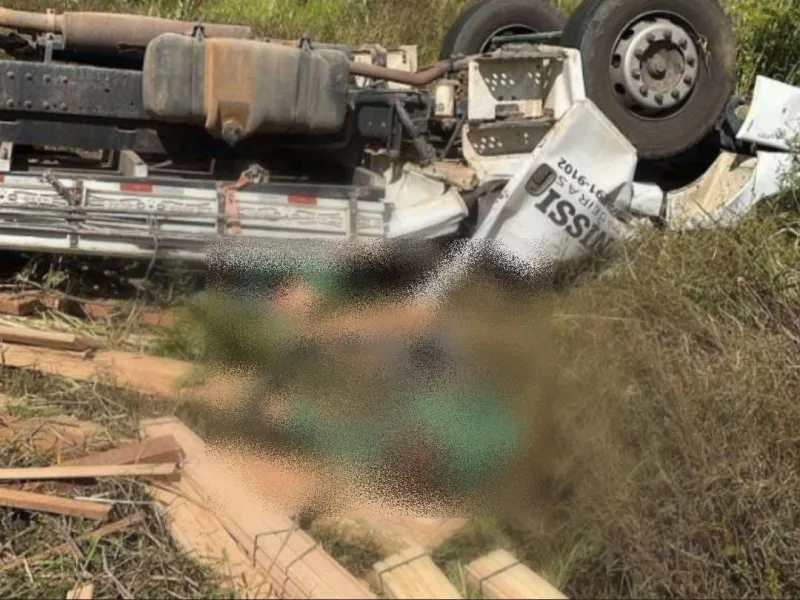 Vídeo  - Duas pessoas morrem em acidente com caminhão da Nissí Madeiras. Outra pessoa ficou ferida, em Minas Gerais 