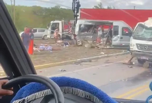 Seis mortos e nove feridos em grave acidente entre van e caminhão na Bahia