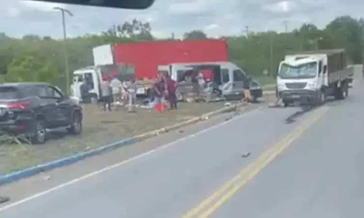 Seis mortos e nove feridos em grave acidente entre van e caminhão na Bahia