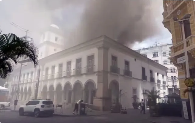 Incêndio atinge Câmara de Vereadores de Salvador e mobiliza bombeiros