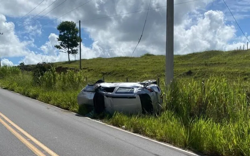 Acidente na BA-290: Veículo invade contramão e provoca capotamento