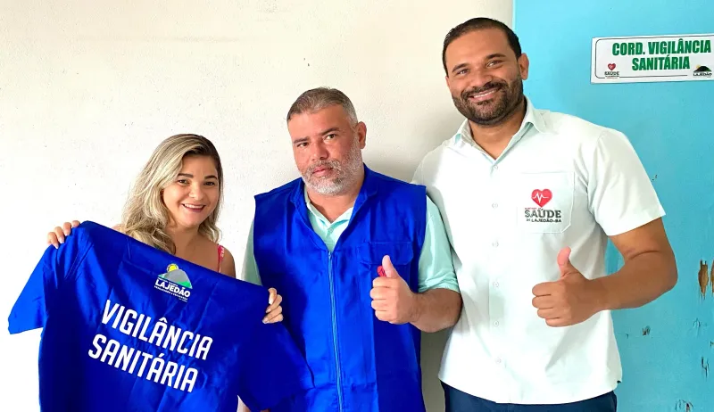 Prefeitura de Lajedão entrega uniformes aos servidores da Vigilância Sanitária e ACE