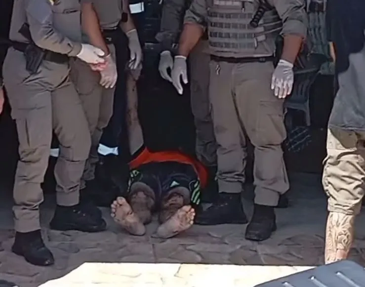 Vídeo - Menina de 9 anos sequestrada  e abusada é resgatada em alçapão, suspeito é linchado pela população