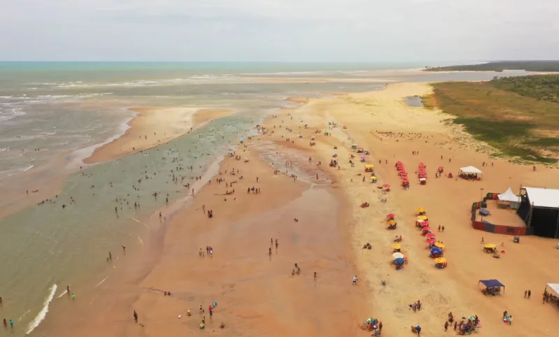 Grandes atrações, praias cheias e segurança reforçada marcam início do Carnaval 2025 em Mucuri