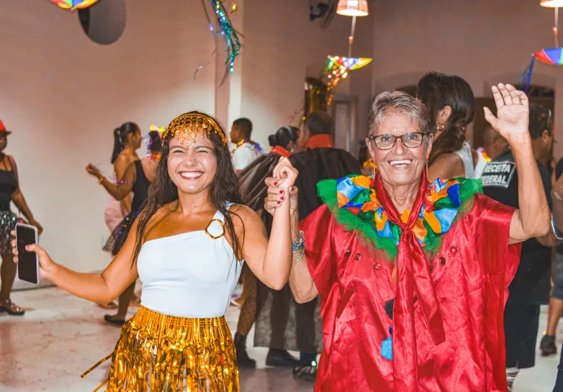 Carnaval de Alcobaça 2025 já está rolando! Abertura oficial agita a cidade com muita alegria