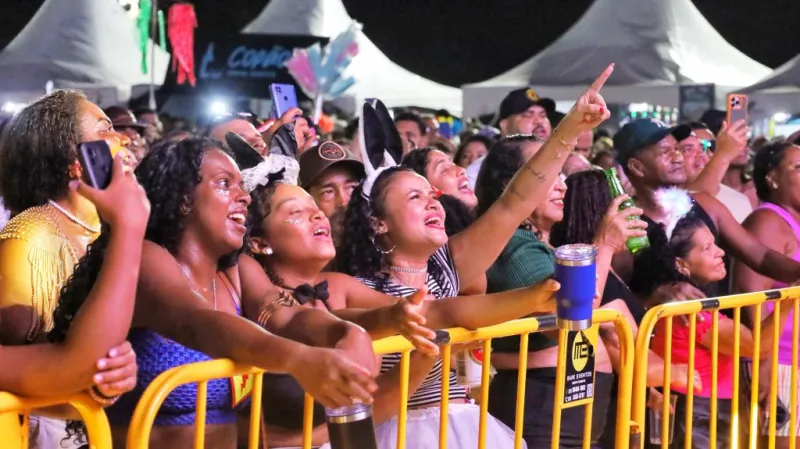 Mistura de ritmos marca a abertura do Carnaval 2025 em Mucuri