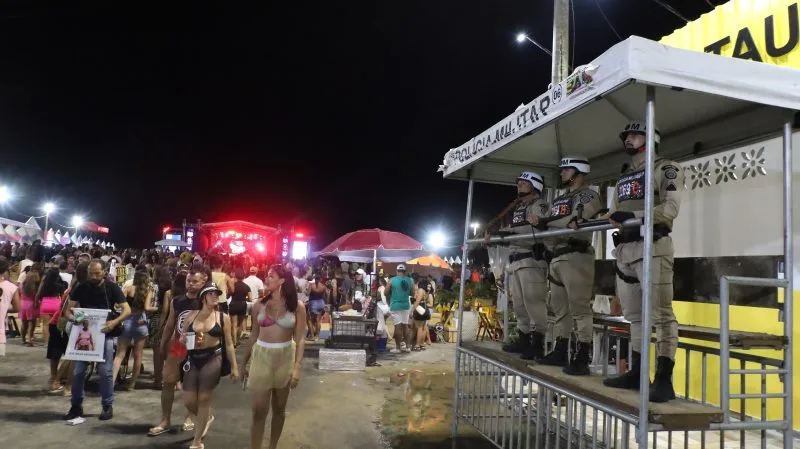 Arena Praia da Barra virou palco da genuína folia de Carnaval com três grandes atrações neste sábado em Mucuri