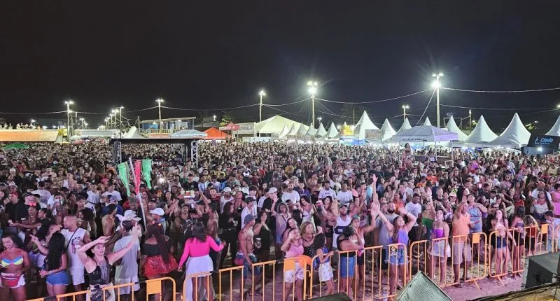 Arena Praia da Barra virou palco da genuína folia de Carnaval com três grandes atrações neste sábado em Mucuri