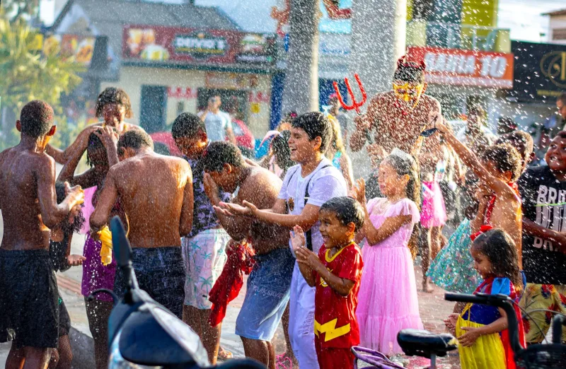 Primeiro arrastão do carnaval de Alcobaça agita foliões na Orla da Praia