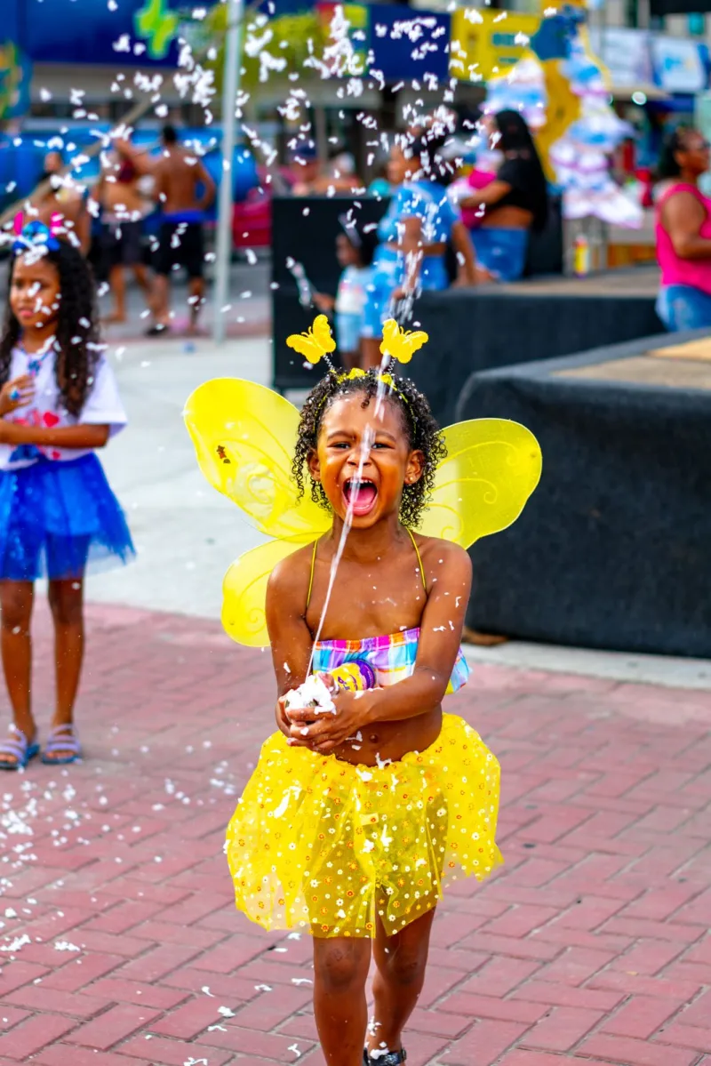 Primeiro arrastão do carnaval de Alcobaça agita foliões na Orla da Praia