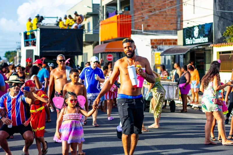 Primeiro arrastão do carnaval de Alcobaça agita foliões na Orla da Praia