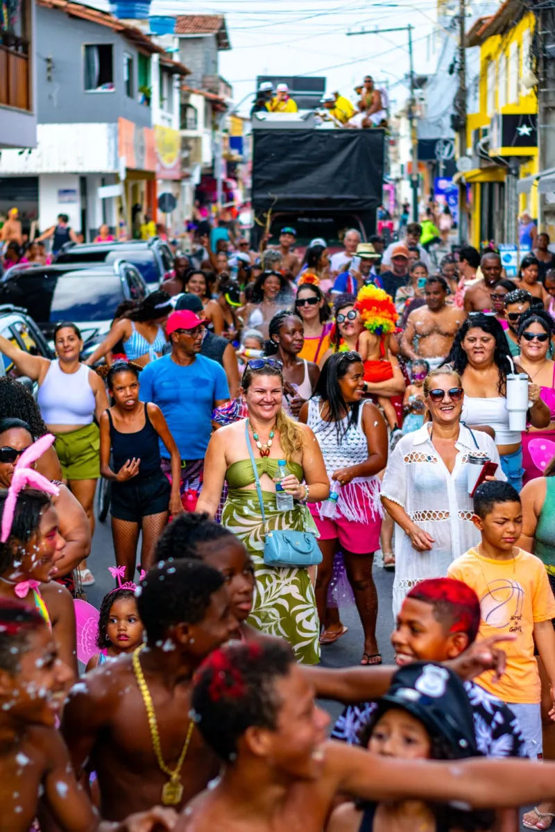 Primeiro arrastão do carnaval de Alcobaça agita foliões na Orla da Praia