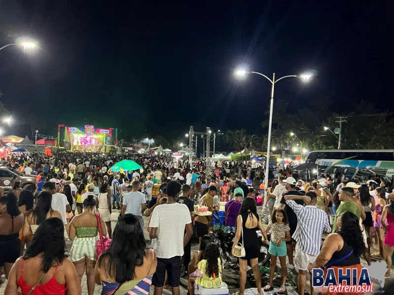 Grelo comanda a festa e agita multidão no 4º dia do Carnaval de Prado!