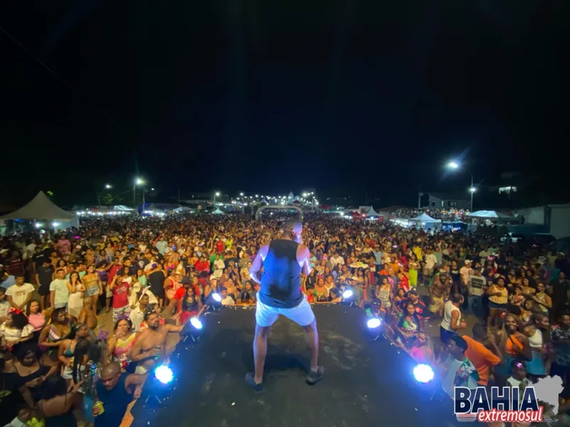 Grelo comanda a festa e agita multidão no 4º dia do Carnaval de Prado!