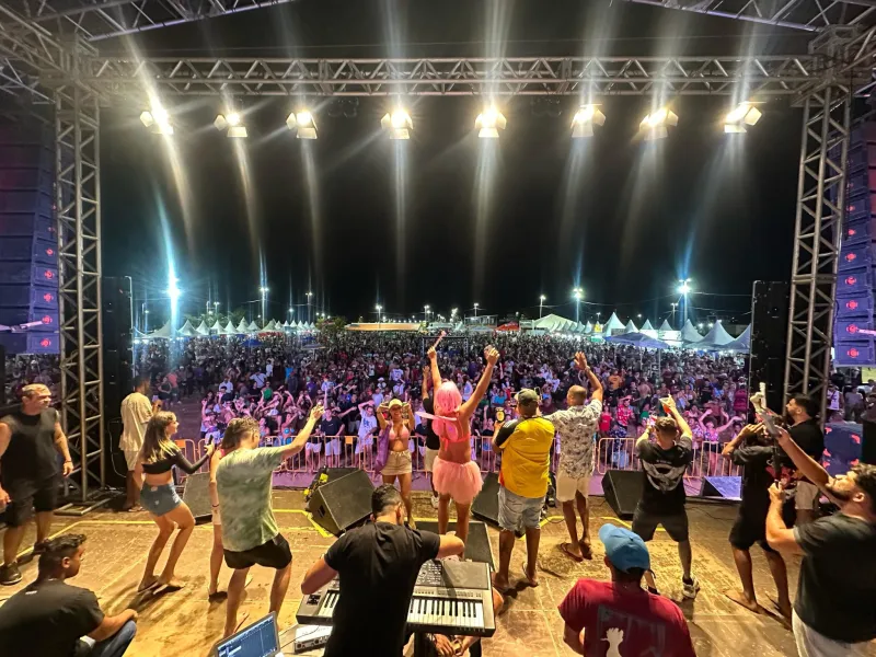 Penúltima noite do Carnaval de Mucuri mantém energia e animação dos foliões com recorde de público na Arena Praia da Barra