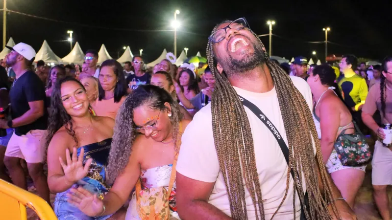 Penúltima noite do Carnaval de Mucuri mantém energia e animação dos foliões com recorde de público na Arena Praia da Barra