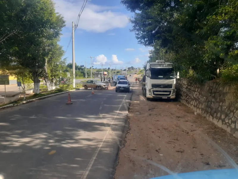 Vídeo - Acidente entre carreta e Siena é registrado na BA 290, em Medeiros Neto