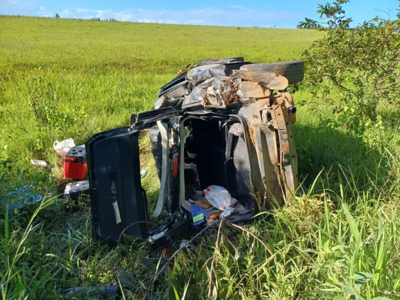 Motorista tenta desviar de cachorro capota carro e deixa quatro feridos na BR 418 em Caravelas