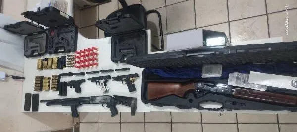 PM prende duas  pessoas e apreende 06 armas de fogo em Nova Viçosa